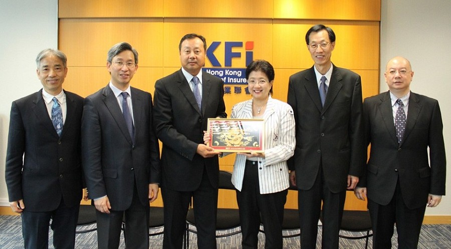 香港保險業聯會主席蔡香君女士向澳門保險公會姜宜道會長致送紀念品