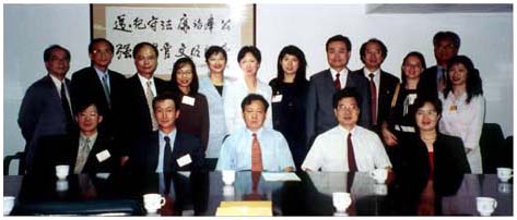 2001年六月到訪廣州保監辨，與各領導合照