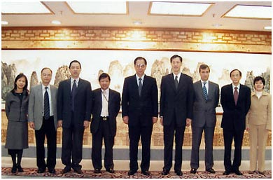 2003年2月11日理事會於新春期間拜訪中聯辦副主任何曉衛